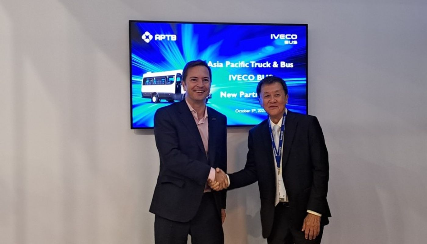 De izqda. a dcha. Sascha Kaehne, Operaciones Comerciales de Autobuses IVECO BUS AMEA, y Yee Kee, Presidente de ASIA PACIFIC TRUCK & BUS. Foto: Iveco Bus De izqda. a dcha. Sascha Kaehne, Operaciones Comerciales de Autobuses IVECO BUS AMEA, y Yee Kee, Presidente de ASIA PACIFIC TRUCK & BUS. Foto: Iveco Bus