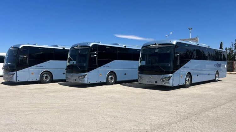 Avant Grup incorpora 4 autocares King Long U12x Hi-Tech. Foto de archivo