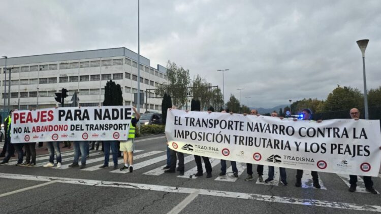 Imagen de la protesta de las asociaciones de transporte de mercancías por carretera de Navarra