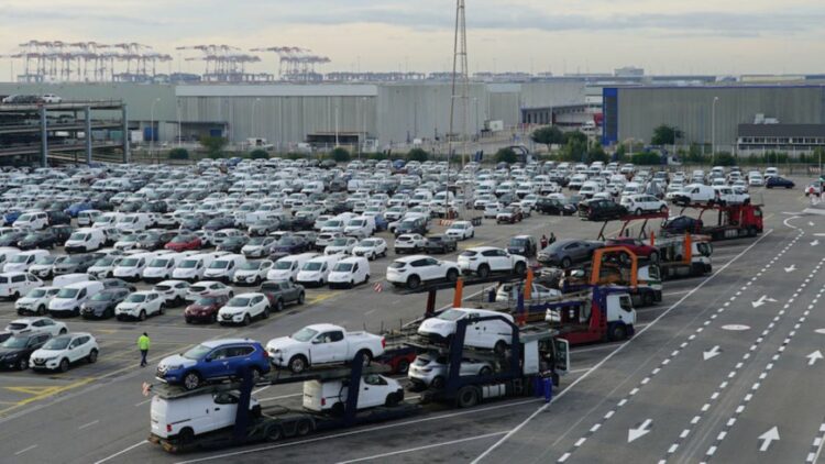TRANSPORTAVE denuncia la situación de precariedad de transportistas y conductores de portavehículos. Foto de archivo