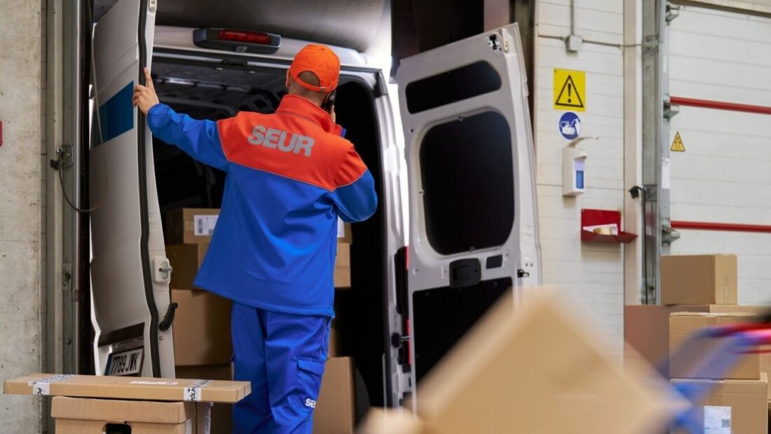 SEUR refuerza su plantilla con 2.800 trabajadores para el Black Friday, la Navidad y las rebajas. Foto SEUR SEUR refuerza su plantilla con 2.800 trabajadores para el Black Friday, la Navidad y las rebajas. Foto SEUR