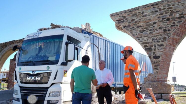 Un camión ocasiona importantes daños en el arco de un acueducto en Algeciras. Foto: Ayuntamiento de Algeciras