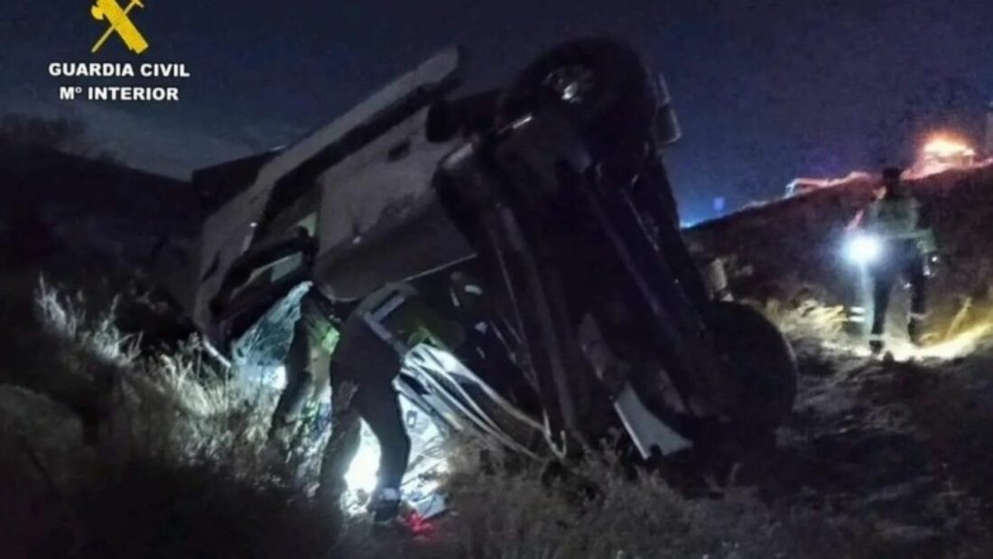 Un herido grave y otro leve en la colisión entre un camión y una furgoneta en la AP-2. Foto: Guardia Civil Un herido grave y otro leve en la colisión entre un camión y una furgoneta en la AP-2. Foto: Guardia Civil