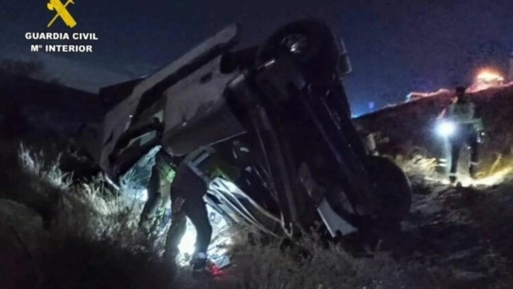 Un herido grave y otro leve en la colisión entre un camión y una furgoneta en la AP-2. Foto: Guardia Civil