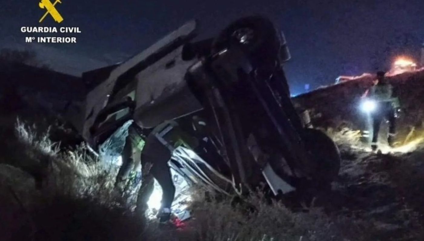 Un herido grave y otro leve en la colisión entre un camión y una furgoneta en la AP-2. Foto: Guardia Civil