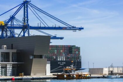 Valenciaport reafirma su compromiso "cero emisiones" con la máxima certificación ambiental. Foto. Valenciaport Valenciaport reafirma su compromiso "cero emisiones" con la máxima certificación ambiental. Foto. Valenciaport