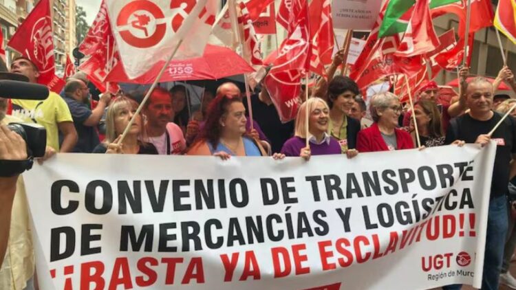 Imagen de la protesta de los camioneros murcianos ante la sede de CROEM. Foto: Cadena Ser