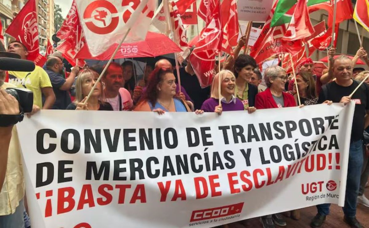 Imagen de la protesta de los camioneros murcianos ante la sede de CROEM. Foto: Cadena Ser Imagen de la protesta de los camioneros murcianos ante la sede de CROEM. Foto: Cadena Ser