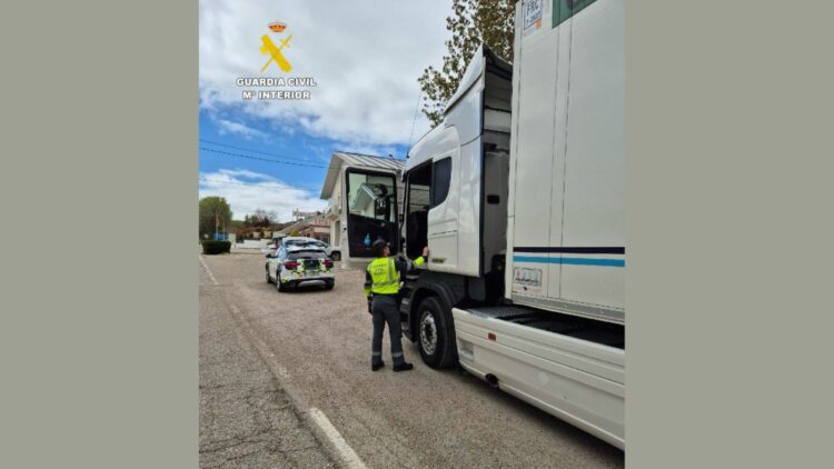 Investigado un camionero en la A-2 por septuplicar la tasa de alcohol. Foto: Guardia Civil