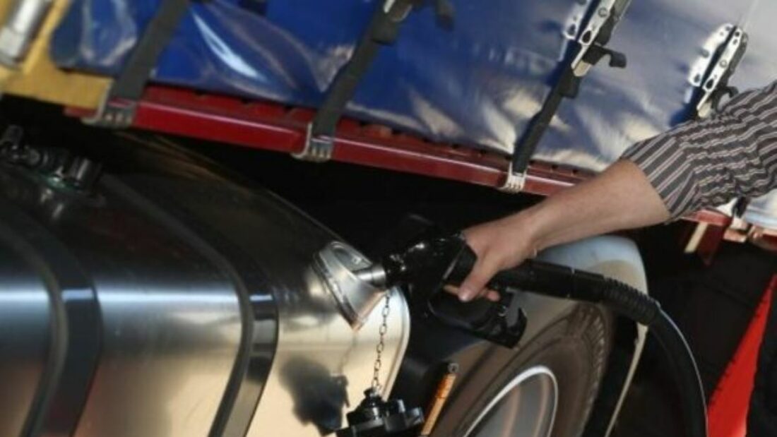 Imagen de un transportista repostando gasóleo Imagen de un transportista repostando gasóleo