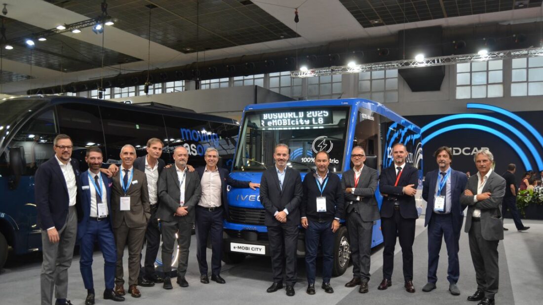 Imagen del acto de entrega de los129 minibuses de IVECO Bus