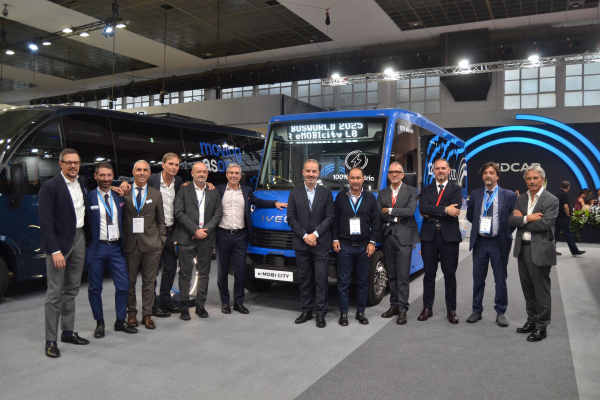 Imagen del acto de entrega de los129 minibuses de IVECO Bus