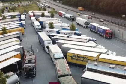 Con frecuencia los camioneros aparcan ilegalmente por la escasez de aparcamientos