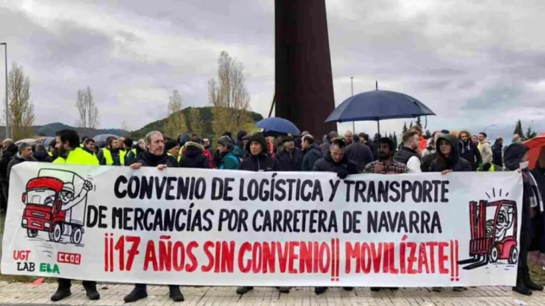 Los camioneros en Navarra rodean la sede de la patronal ANET en la jornada de huelga