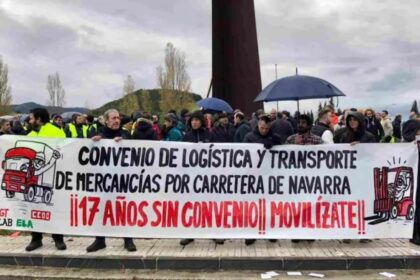 Los camioneros en Navarra rodean la sede de la patronal ANET en la jornada de huelga
