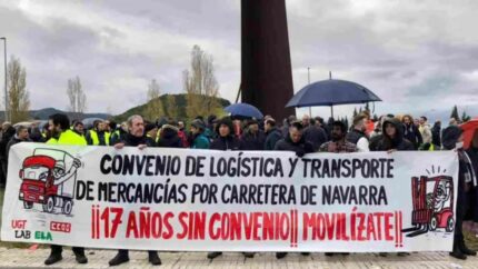 Los camioneros en Navarra rodean la sede de la patronal ANET en la jornada de huelga