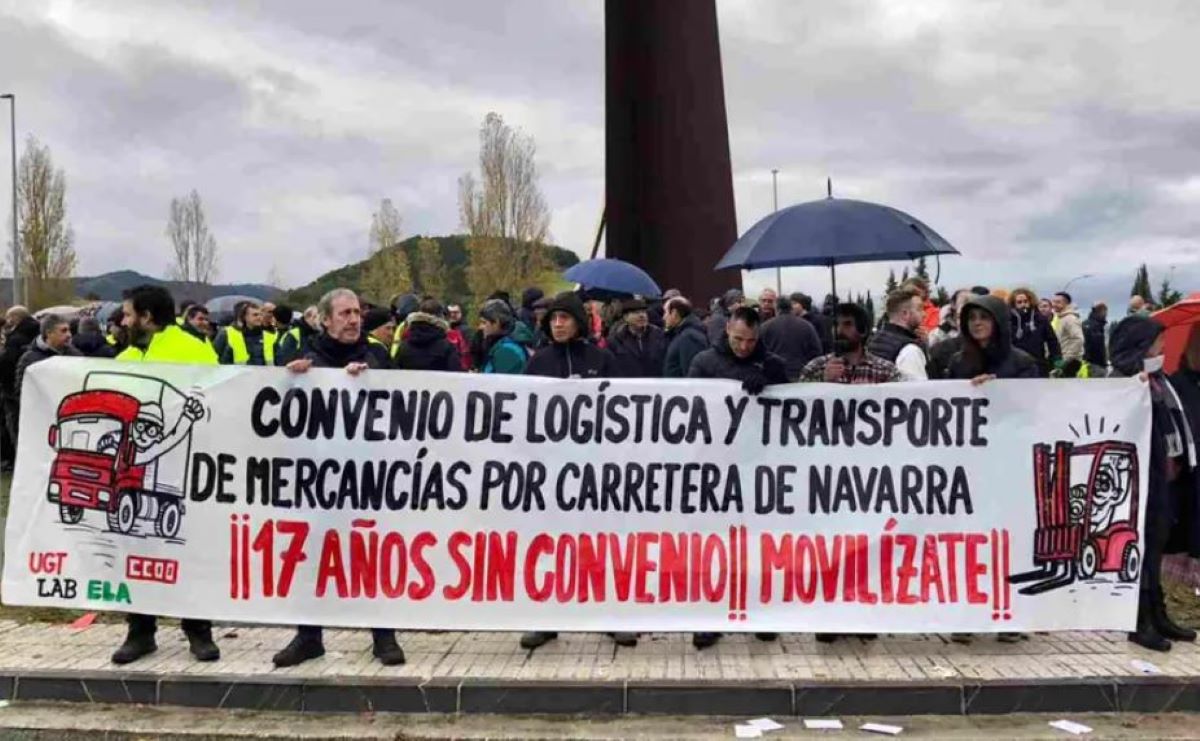 Los camioneros en Navarra rodean la sede de la patronal ANET en la jornada de huelga. Foto: ÍÑIGO ALZUGARAY, navarra.com Los camioneros en Navarra rodean la sede de la patronal ANET en la jornada de huelga