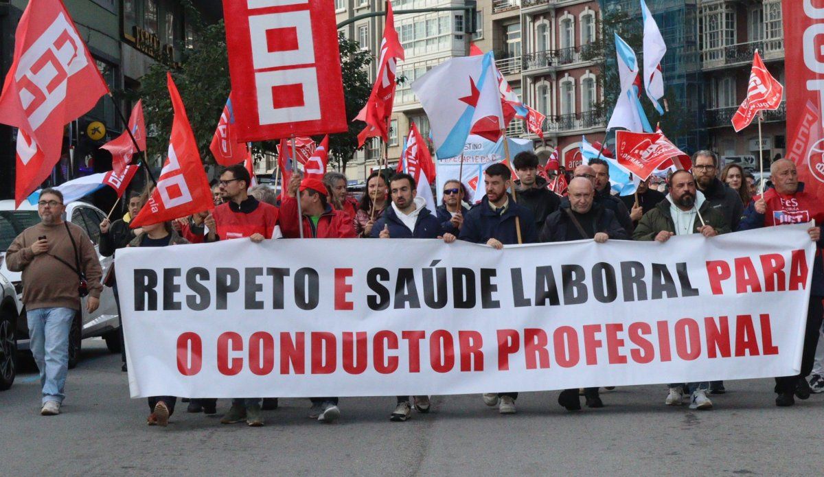 Los conductores de autobuses se manifiestan en A Coruña para exigir un convenio digno.Foto: CIG Los conductores de autobuses se manifiestan en A Coruña para exigir un convenio digno