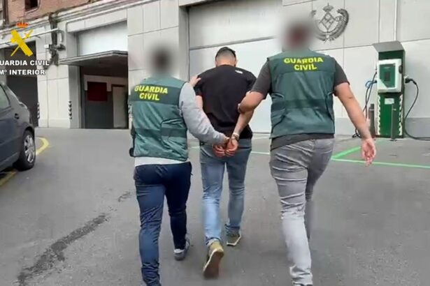 10 detenidos por estafar cerca de 300.000 euros con la compraventa de mercancías. Foto: Guardia Civil