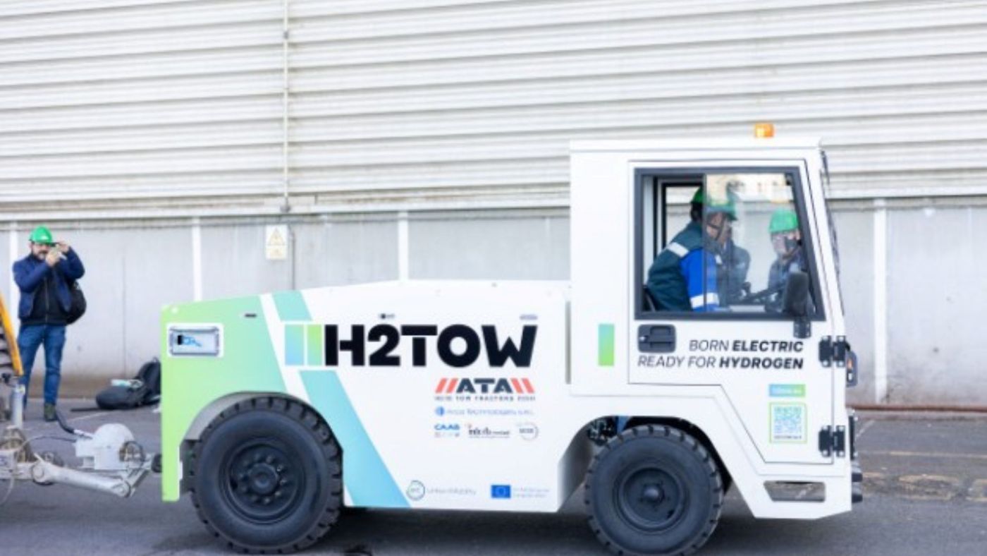 El Puerto de Bilbao acoge la prueba piloto del tractor de remolque de hidrógeno H2TOW. Foto: Silvia Oselka El Puerto de Bilbao acoge la prueba piloto del tractor de remolque de hidrógeno H2TOW