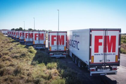 FM Logistic Ibérica refuerza su flota con 40 semirremolques nuevos rotulados