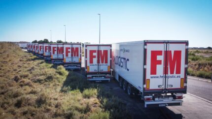 FM Logistic Ibérica refuerza su flota con 40 semirremolques nuevos rotulados