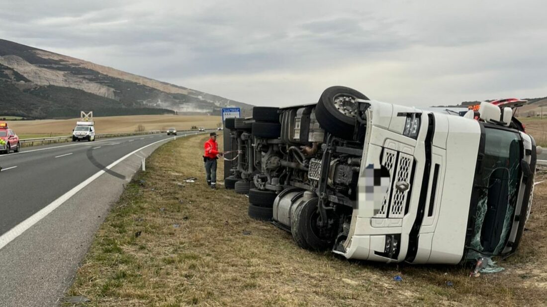 Herido un camionero al volcar su vehículo en la AP-15 por el viento. Foto: Policía Foral Herido un camionero al volcar su vehículo en la AP-15 por el viento