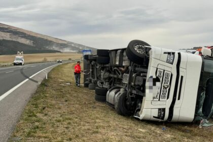 Herido un camionero al volcar su vehículo en la AP-15 por el viento