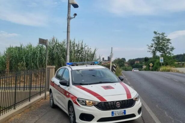 Italia prueba una cámara con IA que detecta tanto la distracción como el uso del cinturón