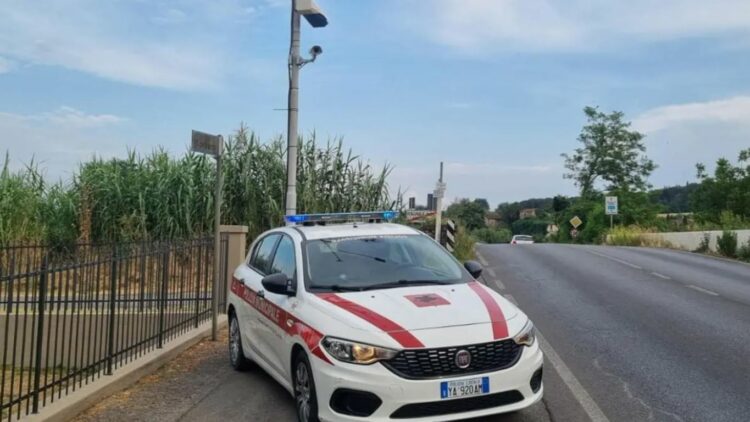 Italia prueba una cámara con IA que detecta tanto la distracción como el uso del cinturón