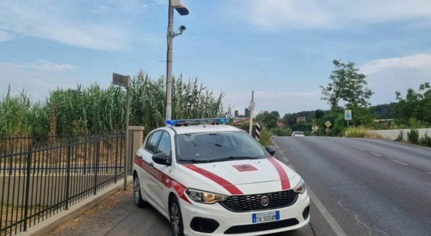 Italia prueba una cámara con IA que detecta tanto la distracción como el uso del cinturón