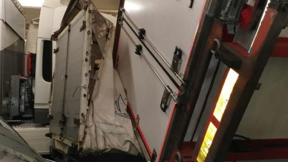 Normativa de la UE sobre la sujeción de la carga de camiones en el transporte marítimo. Foto de archivo Normativa de la UE sobre la sujeción de la carga de camiones en el transporte marítimo. Foto de archivo