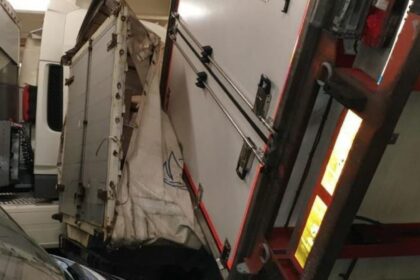 Normativa de la UE sobre la sujeción de la carga de camiones en el transporte marítimo. Foto de archivo