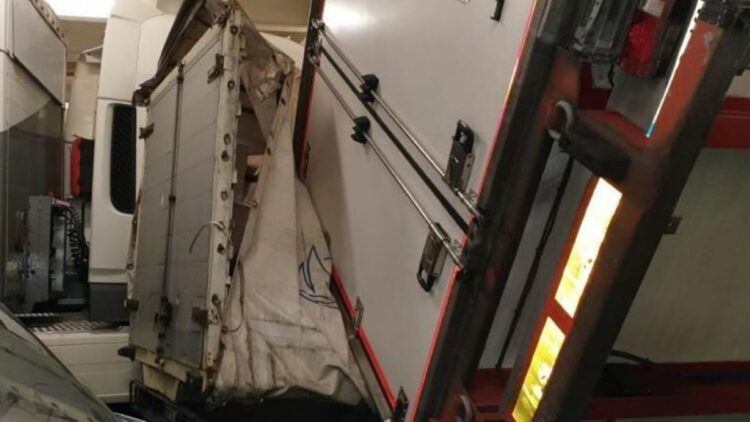 Normativa de la UE sobre la sujeción de la carga de camiones en el transporte marítimo. Foto de archivo