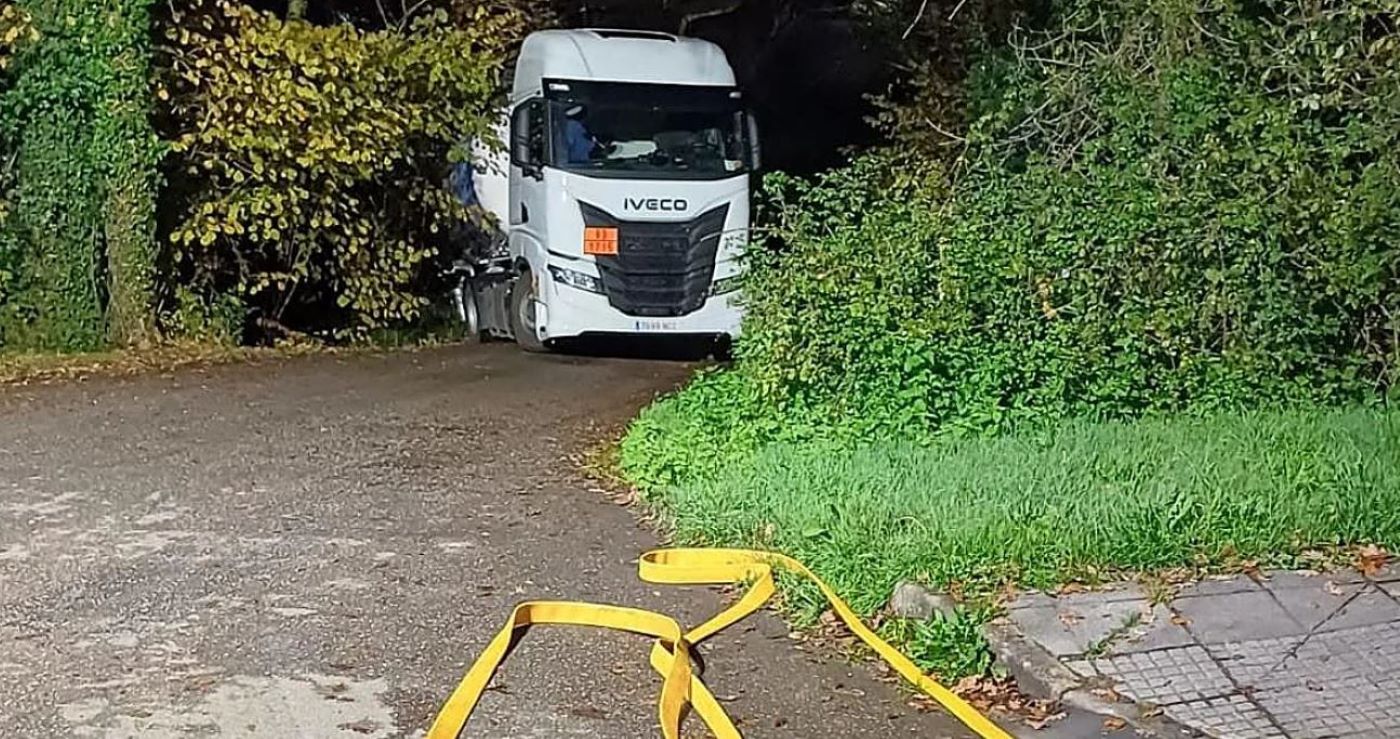Activado el Plan de Alerta PLAMERPA en Arriondas por la fuga de anhídrido acético de un camión. Foto: SEPA Activado el Plan de Alerta PLAMERPA en Arriondas por la fuga de anhídrido acético de un camión