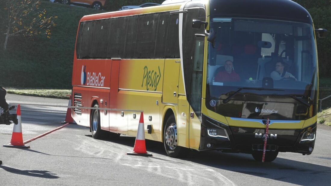 Los participantes en el Premio Mejor Conductor/a de Autocares demuestran su habilidad al volante en ExpoBus Iberia 2025