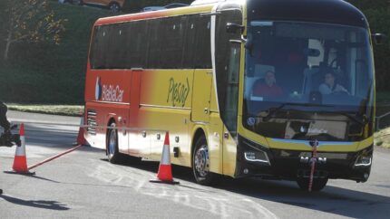 Los participantes en el Premio Mejor Conductor/a de Autocares demuestran su habilidad al volante en ExpoBus Iberia 2025
