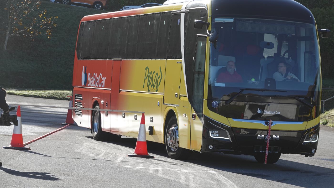 Los participantes en el Premio Mejor Conductor/a de Autocares demuestran su habilidad al volante en ExpoBus Iberia 2025