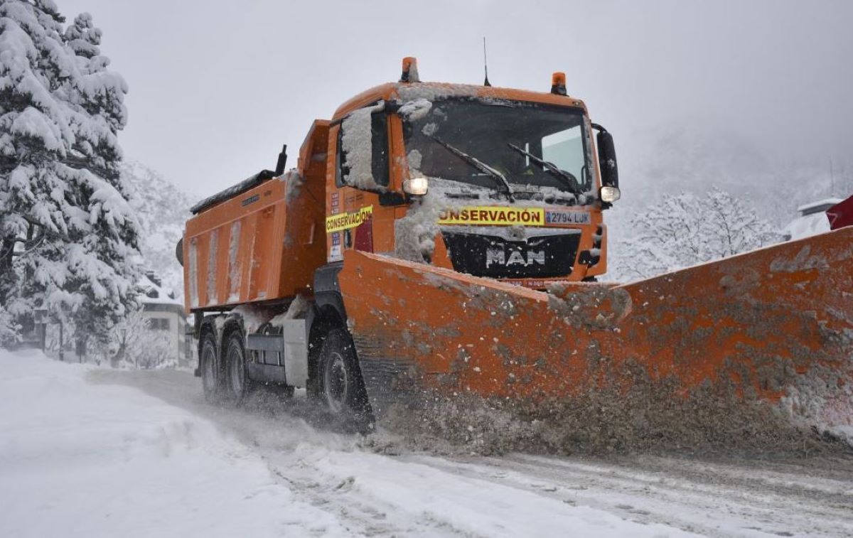 Transportes activa 541 máquinas quitanieves y 110.065 toneladas de fundentes para las nevadas en Asturias, Cantabria y Castilla y León