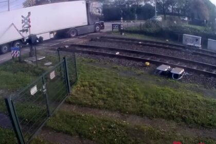 TLN y ProRail alertan a los camioneros después del accidente entre un camión y un tren. Foto: Vídeo TLN y ProRail TLN y ProRail alertan a los camioneros después del accidente entre un camión y un tren. Foto: Vídeo TLN y ProRail