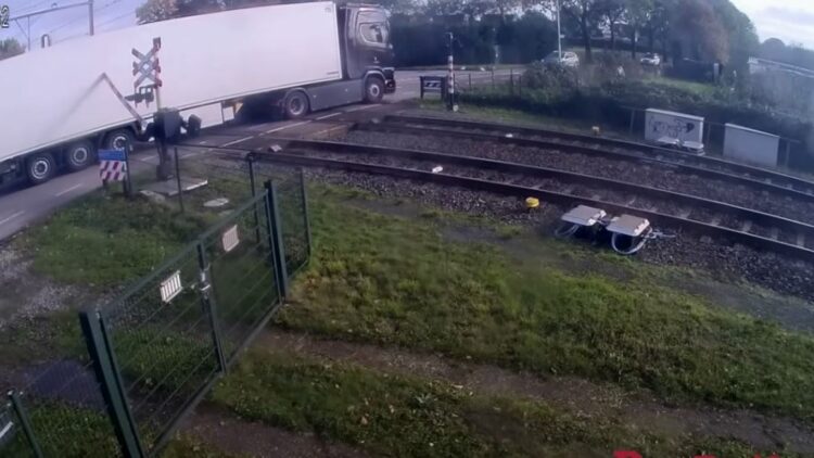 TLN y ProRail alertan a los camioneros después del accidente entre un camión y un tren. Foto: Vídeo TLN y ProRail