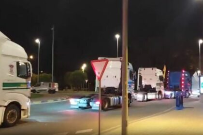 TRADISNA lidera la protesta del transporte navarro en Pamplona con una camionada TRADISNA lidera la protesta del transporte navarro en Pamplona con una camionada