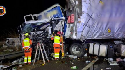 Una camionera herida en un accidente entre tres camiones en la A-7, en Valencia