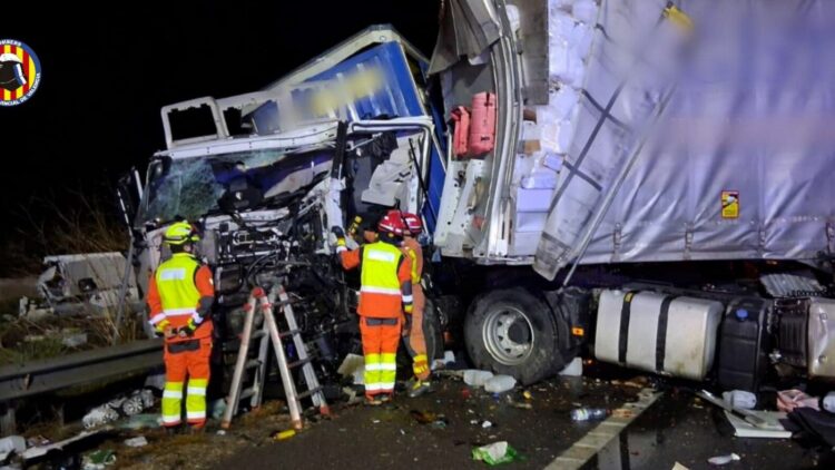 Una camionera herida en un accidente entre tres camiones en la A-7, en Valencia