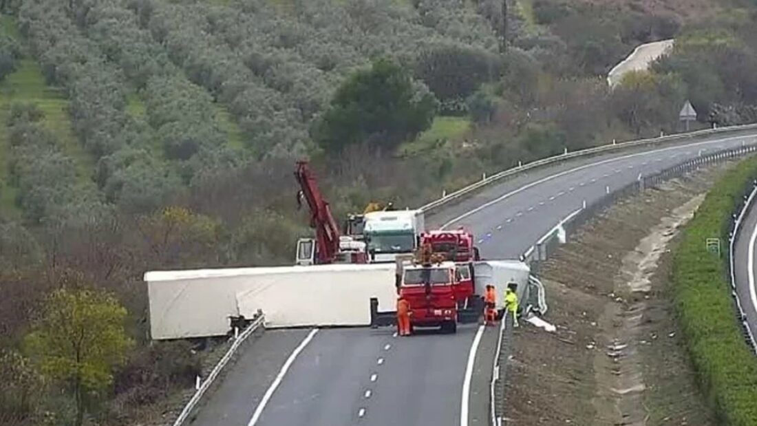 Cortada al tráfico la A-92M en Antequera dirección Granada por el vuelco de un camión