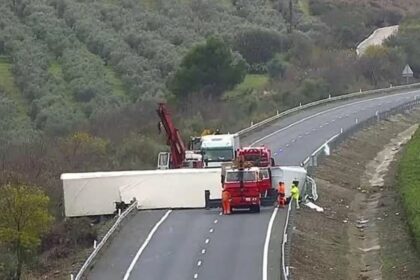 Cortada al tráfico la A-92M en Antequera dirección Granada por el vuelco de un camión