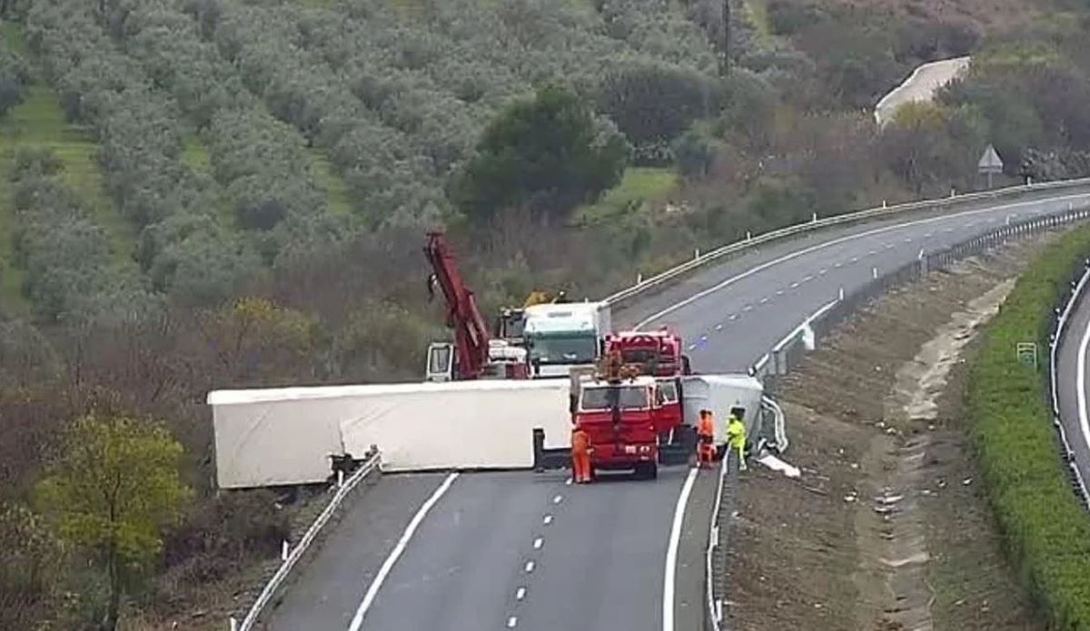 Cortada al tráfico la A-92M en Antequera dirección Granada por el vuelco de un camión