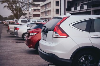 ¿Vas a viajar en Navidad? Estos son los destinos con el aparcamiento más caro