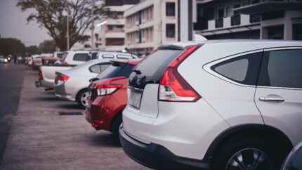 ¿Vas a viajar en Navidad? Estos son los destinos con el aparcamiento más caro