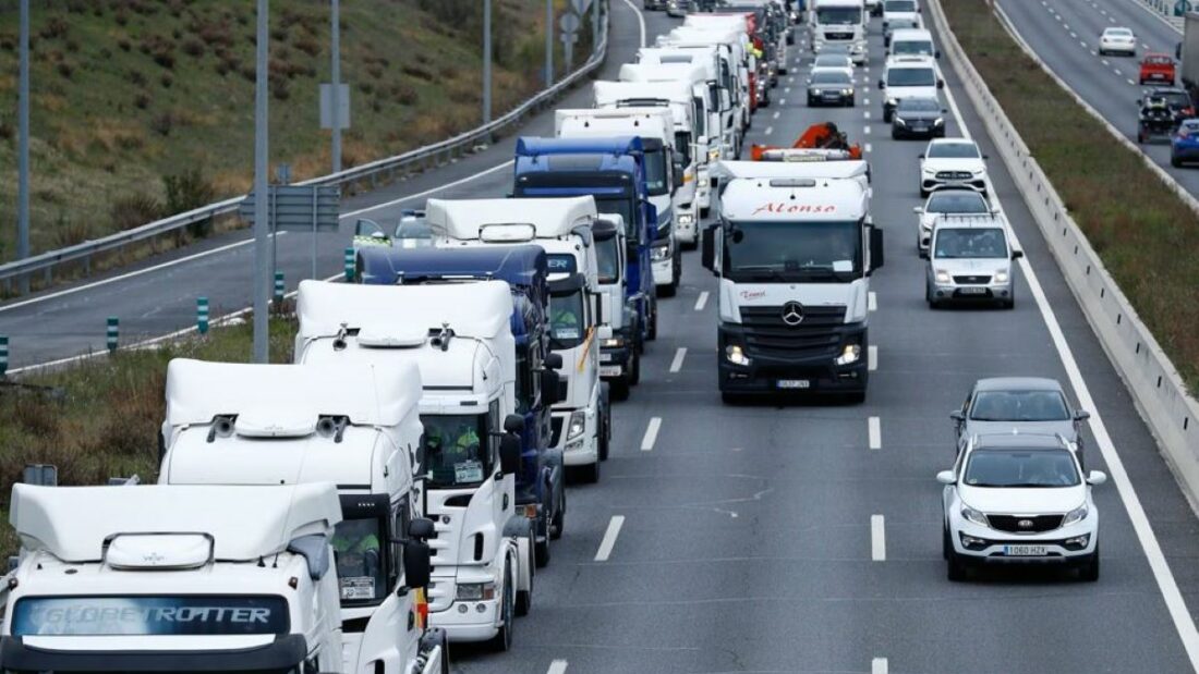Transportes flexibiliza los tiempos de conducción para los camioneros afectados por los bloqueos en Francia